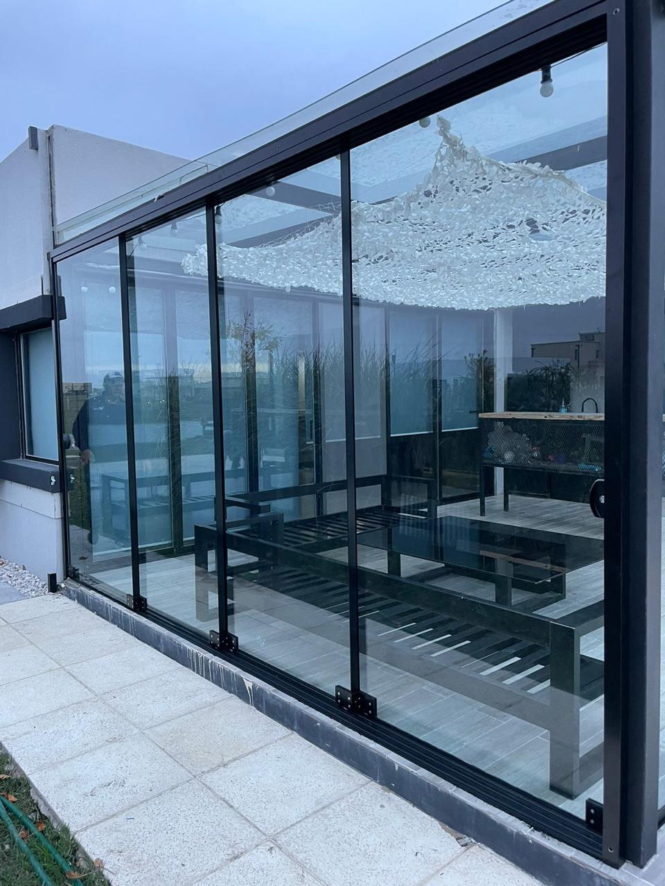 Cortina de cristal plegable en aluminio con herrajes inox - JN Aluminio Neuquén